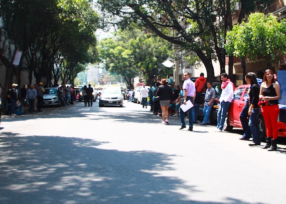 Decenas de personas esperan al líder sindical de la CFE, Víctor Fuentes afuera de sus oficinas. Foto: Antonio Cruz, SinEmbargo