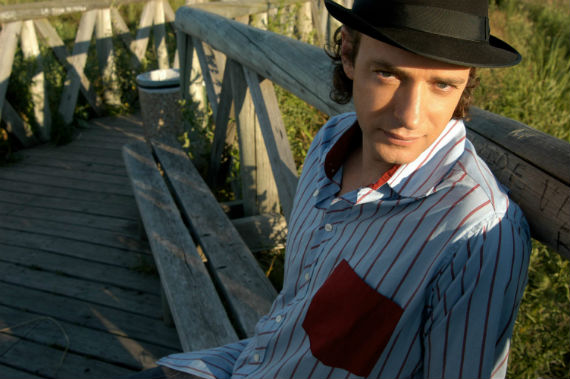 Una foto de juventud en la que se ve muy parecido a su hijo Benito. Foto: Sony Music