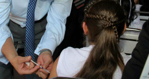 Aunque autoridades desmienten relación con vacuna, no dan una respuesta clara. Foto: EFE