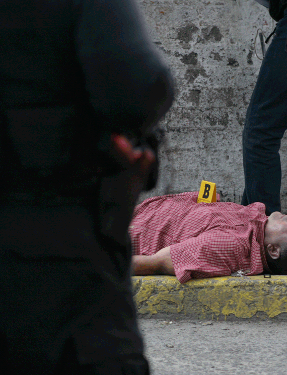 Ecatepec, 23 de agosto. Un automovilista, un policía y un presunto asaltante mueren en enfrentamiento. La vida en la cuna política de Eruviel ha cambiado... para mal. Foto: Cuartoscuro