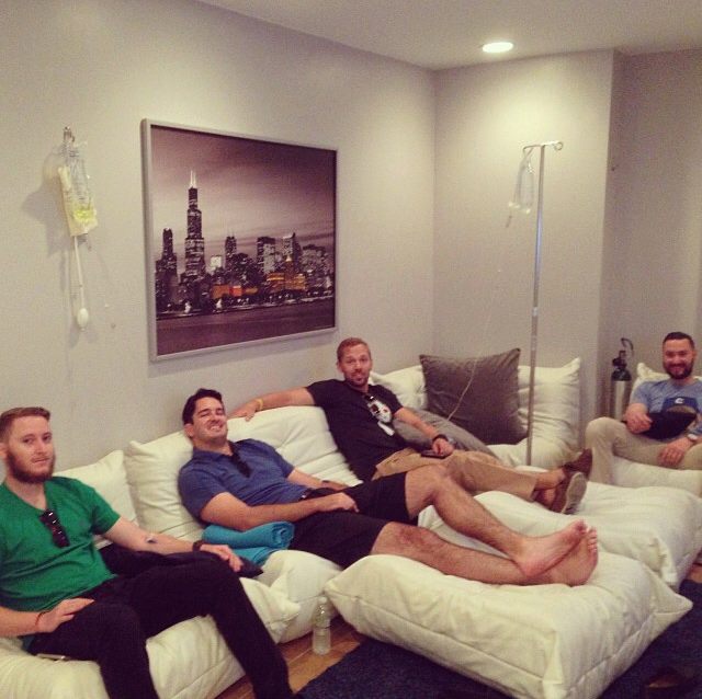 "La mejor cura para la resaca del Domingo de Futbol Americano", titula unoade las clínicas. Foto: IVmeChicago