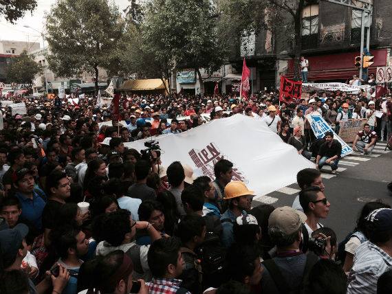 Los politécnicos rumbo a la Segob. Foto: Notimex.