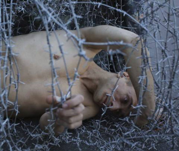 Envuelto en alambres de púa. Foto: Facebook