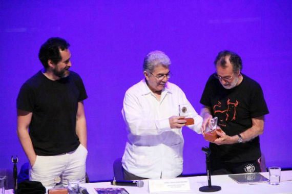 Demián y su padre Alejandro Bichir reciben reconocimiento en Mérida. Foto: FIC Maya