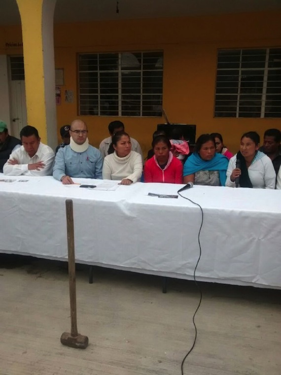 La madre de Javier Montes, uno de los detenidos, exigió el cese a la represión contra su comunidad. Foto: Laura Cordero, SinEmbargo.