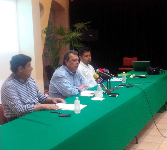 El Gobernador Ángel Aguirre Rivero en conferencia con el Fiscal general del estado, para informar sobre la localización de cuerpos en fosas de Iguala. Foto: Twitter @AngelAguirreGro