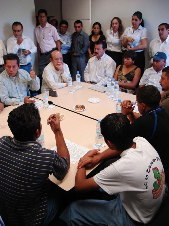 CHILPANCINGO, GUERRERO, 20NOVIEMBRE2007.- Aspectos generales de la reunion que sotuvieron egresados y estudiantes de la normal rural de Ayotzinapa y los dirigentes de la Asamblea Popular de los Pueblos de Guerrero (APPG) Nicolas Chavez Adame, Pedro Nava Rodriguez y Arturo Hernandez Cardona, con el presidente de la comision de gobierno del Congreso local Carlos Reyes Torres asi como el ombusdman guerrerense Juan Alarcon Hernandez, en el interior del poder legislativo. Foto: Cuartoscuro