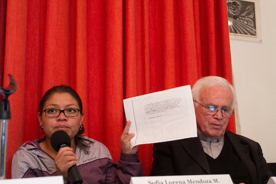 Raúl Vera, Obispo de Saltillo, en compañía de María Soledad Hernández,  hija de Arturo Hernández Cardona, cuando solicitaron, el año pasado que el caso sea atraído por la PGR. Foto: Cuartoscuro