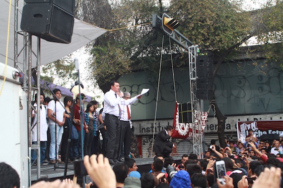 El Secretario de Gobernación dando respuesta al pliego petitorio de los estudiantes del IPN. Foto: Antonio Cruz, SinEmbargo.