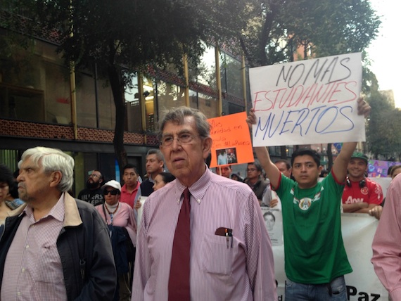 Cuauhtémoc Cárdenas durante la marcha sobre el caso de normalistas asesinados y desaparecidos. Foto: Francisco Cañedo, SinEmbargo. 