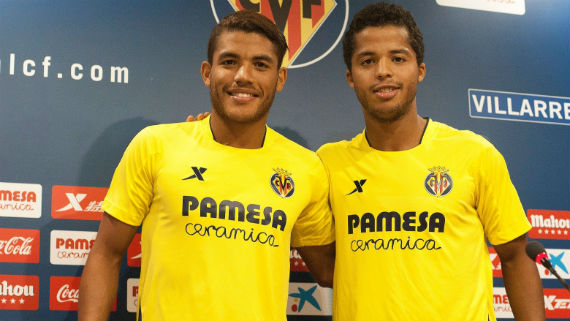 Giovani Dos Santos junto a su hermano Jonathan, también jugador del Villarreal. Foto: Villarreal FC