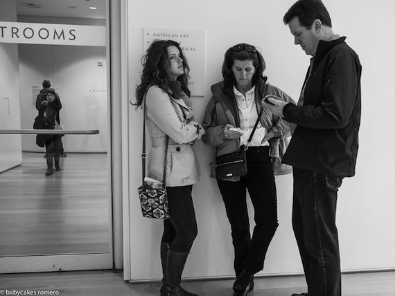 La serie refleja el ensimismamiento de muchos al momento de usar sus teléfonos. Foto: babycakesromero.com