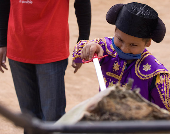 Un matador convive con niños en la Plaza de Toros de Juriquilla, Querétaro, estado que nombró la tauromaquia como Patrimonio Cultural Inmaterial. Foto: Cuartoscuro/Archivo