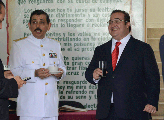 Duarte de Ochoa, en una foto del 20 de septiembre pasado con el Comandante de la Sexta Región Militar, Genaro Fausto Lozano Espinoza. Foto: Cuartoscuro