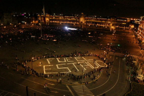 "Fue el Estado", se leyó en un mensaje en el Zócalo, iluminado con veladoras, durante el mitin político al término de la marcha. Foto: Especial, SinEmbargo