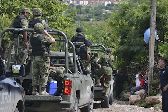 El pasado viernes fueron halladas varias fosas clandestinas cerca de donde desaparecieron los normalistas. Foto: EFE