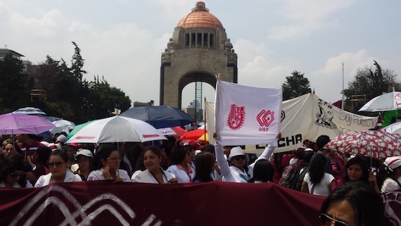 El contingente de estudiantes del Instituto Politécnico Nacional (IPN) arribó al Monumento de la Revolución. Foto: Antonio Cruz, SinEmbargo