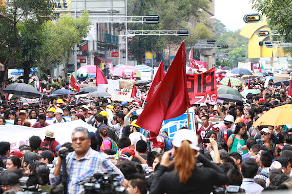Miles de jóvenes del IPN acompañados por alumnos de la UNAM y la UAM marcharon con rumbo a la Segob. Foto: Antonio Cruz, SinEmbargo