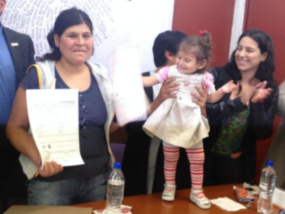 Guadalupe Escobedo Mérida, quien vivió en la calle desde niña, recibió este martes su acta de nacimiento y la de su hija, a quien no habia podido registrar en casi dos años. Foto: Mayela Sánchez, SinEmbargo