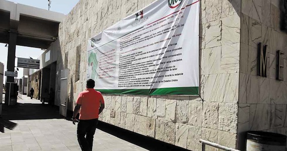 Usuarios del puente Córdova-Américas que cruzan a pie y en auto dijeron estar enterados del ébola, pero no vieron la manta que Migración puso desde el miércoles. Foto: El Diario