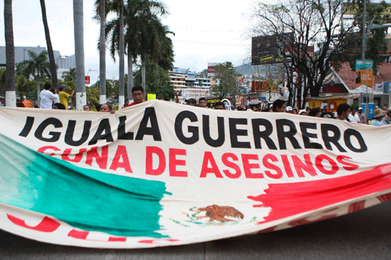 La megamarcha del viernes en Acapulco denunció un Guerrero  ensangrentado. Foto: Francisco Cañedo, SinEmbargo