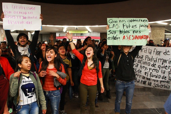 Manifestación en metro Insurgentes. Foto: Antonio Cruz, SinEmbargo