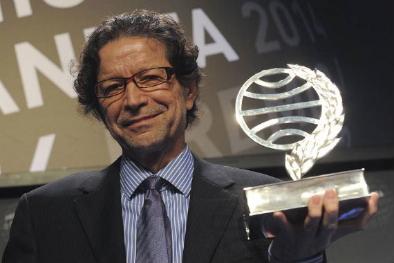 Jorge Zepeda Patterson y su Premio Planeta por "Milena o el fémur más bello del mundo". Foto: EFE