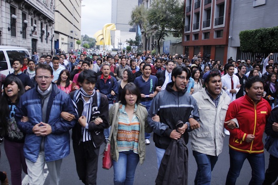 Estudiantes del IPN rumbo a la respuesta del gobierno federal. Foto: Cuartoscuro.