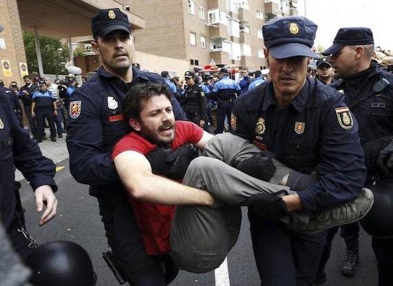 Las protestas en Madrid para salvar a Excálibur terminaron con violencia luego de que cuerpos antimotines arribaran al lugar. Foto: EFE