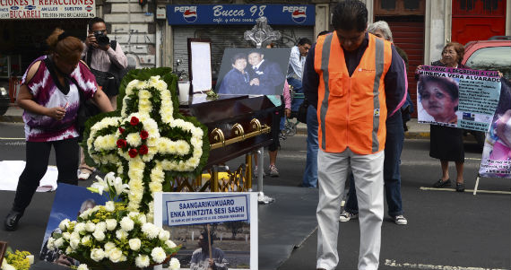 El féretro fue colocado en sobre Bucareli, frente a la puerta principal de la Segob, en la Ciudad de México. Foto: Cuartoscuro.