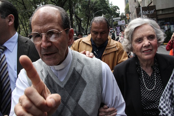 El padre Alejandro Solalinde Guerra acompañado de la periodista y escritora Elena Poniatowska. Foto: Francisco Cañedo, SinEmbargo. 
