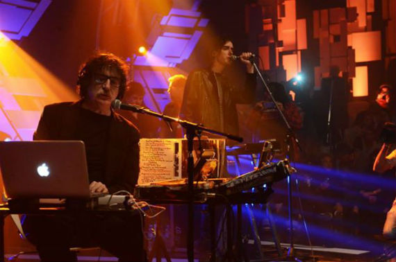 Charly García y Benito Cerati interpretan "Vampiro". Foto: Facebook TV Pública