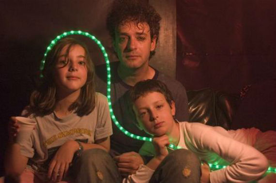 "Protegidos por un ser eterno" es la leyenda que acompaña esta foto publicada por Benito Cerati en Facebook, compartida con su hermana Lisa. Foto: Facebook