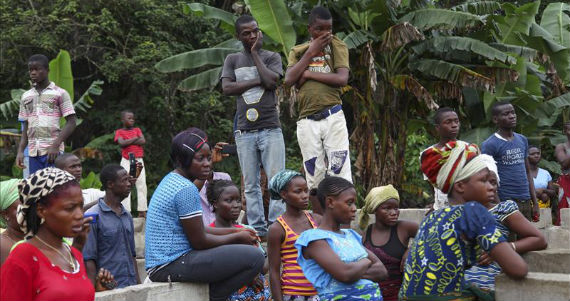 Uno de cada cinco contagios por el ébola ocurren en los funerales Varias personas asisten a un funeral de víctimas del ebola, a las afueras de Monrovia (Liberia). Foto: EFE