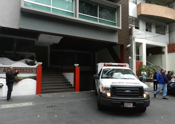 Un vehículo forense abandona el inmueble donde Hugo Sánchez Portugal, hijo del futbolista mexicano Hugo Sánchez Márquez, fuera encontrado sin vida. Foto: EFE
