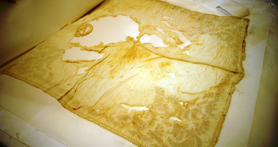 La pieza de lino blanco y encaje de seda negro que pertenece al acervo del Museo Nacional de Historia, Castillo de Chapultepec, fue sometido a un análisis de fibras en los laboratorios de la Escuela Nacional de Conservación, Restauración y Museografía. Foto: Notimex.