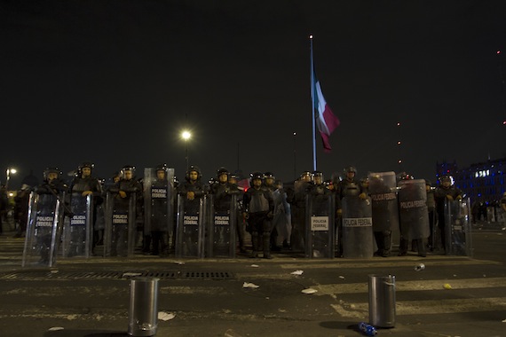 La Policía capitalino durante el desalojo de manifestantes el pasado 20 de noviembre en el Zócalo. Foto: Cuartoscuro 