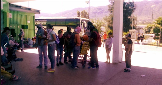 Encapuchados toman tiendas departamentales en Chilpancingo. Foto: Twitter @SomosGro