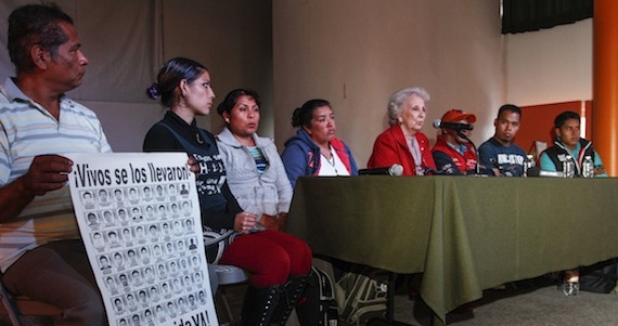 Encuentro de padres de los 43 normalistas de Ayotzinapa y Estela Carlotto. Foto: Cuartoscuro
