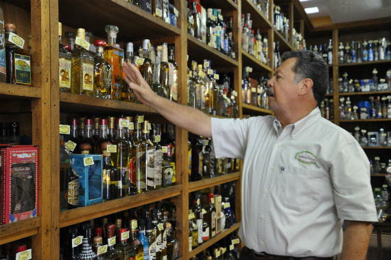 "Aquí encontrarán botellas que no estarán en otro lugar". Foto: SinEmbargo, especial.