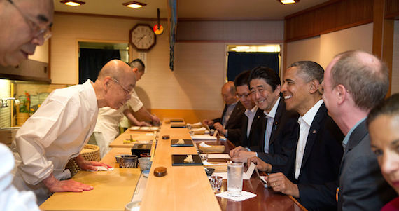 Barack Obama en el restaurante Sukyabashi del chef Jiro Ono en Tokio, Japón. Foto: Casa Blanca.