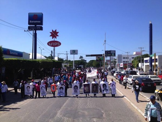 Marcha de la caravana de padres normalistas en Tuxtla, Chiapas. Foto: Twitter @Tlachinollan