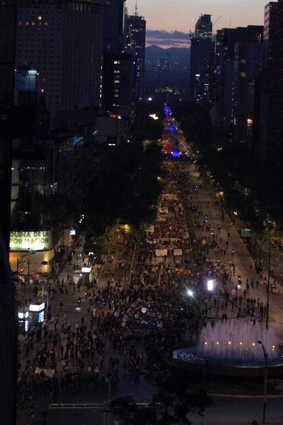 Miles de mexicanos marcharon para exigir la aparición con vida de los normalistas. Foto: Francisco Cañedo, SinEmbargo