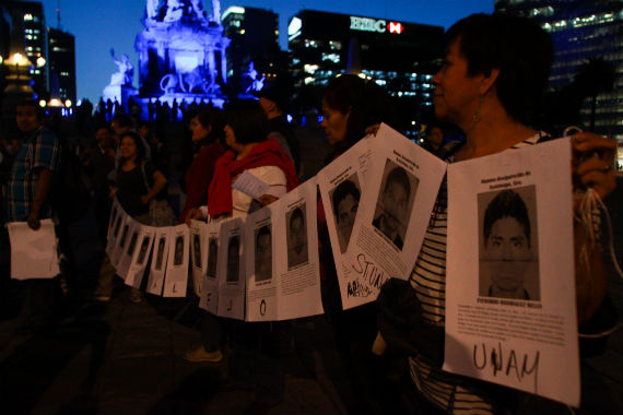 Manifestación en la Ciudad de México por la desaparición de los 43 normalistas de Ayotzinapa. Se prepara movilización global. Foto: Antonio Cruz, SinEmbargo