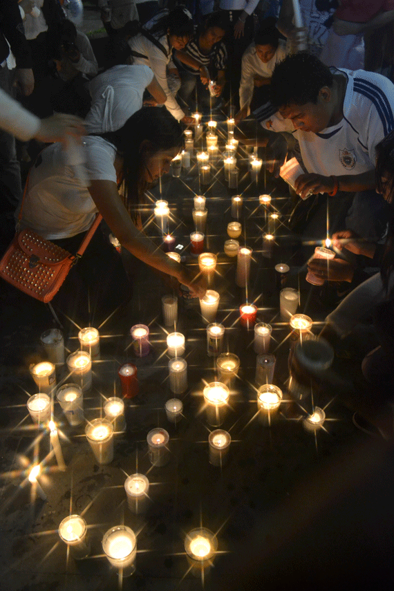 29 de septiembre. Una de las primeras manifestaciones en Chilpancingo por los desaparecidos. Era una marcha denominada “Silencio por La Paz”. Los muchachos colocaron veladoras bajo la lluvia. Foto: Cuartoscuro