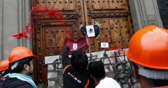La fachada del inmueble, en la que se habían colocado mantas de diversas unidades del Instituto Politécnico Nacional (IPN) fue limpiada por los propios jóvenes antes de retirarse. Foto: Cuartoscuro.