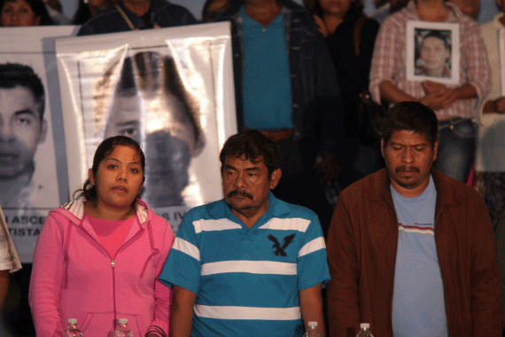 Los padres al salir de Los Pinos, el 29 de octubre. Foto: Francisco Cañedo, SinEmbargo