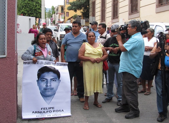 En la imagen, la tercera reunión de los padres de normalistas con las autoridades. Foto: Cuartoscuro.