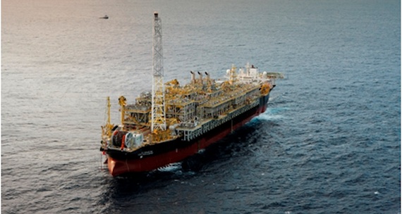 La baja en los precios del petróleo es uno de los temas que mantienen preocupados a los analistas. Foto: Efe