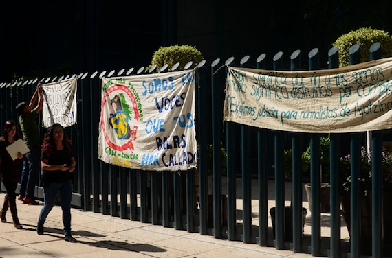 Estudiantes colocaron mantas afuera del edificio de la Procuraduría General de la República,para demandar el regreso de los 43 normalistas. Foto: Cuartoscuro.
